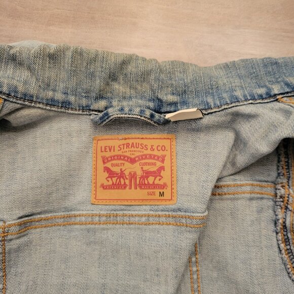 Levi’s Strauss Distressed Stretch Jean Jacket Women’s Size Medium Light Wash - Picture 4 of 11